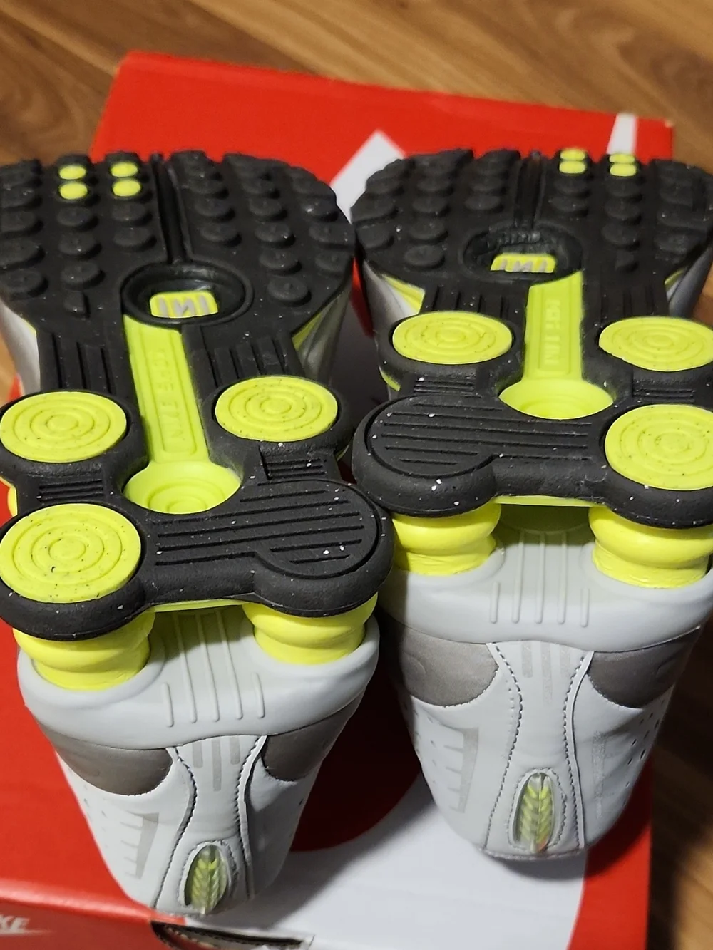 Nike GS Shox R4 size 5 Youth Grey Volt green CW2626-008 big kids 5y with box